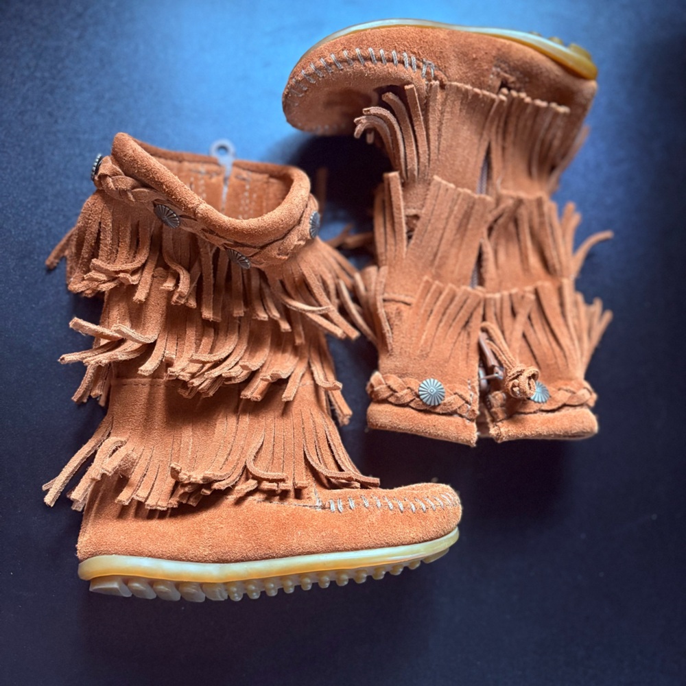 Fringe Minnetonka Girls Boots size 8 camel color durable winter comfort